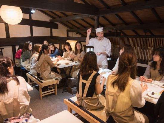 和菓子作り体験 町屋造りの老舗和菓子店で和菓子作り 嵐山駅から徒歩15分＜和菓子3～4種類＋お抹茶／2名～／持ち帰り可／手ぶら参加OK＞ by 甘春堂 嵯峨野店