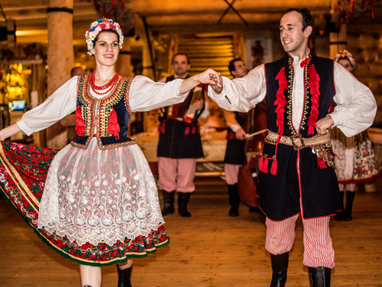 ポーランド伝統舞踊ショー＆ディナービュッフェ　飲み放題付き＜月～木催行／クラクフ発＞