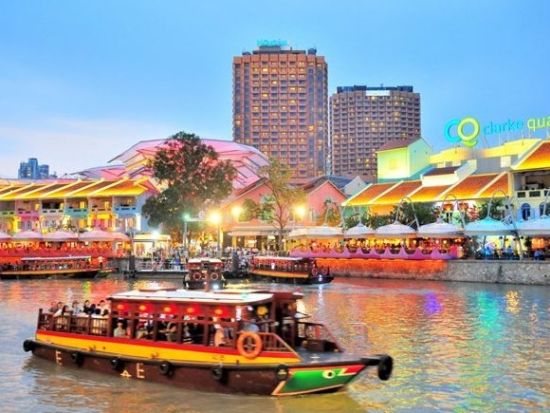 シンガポール夜景ツアー　チリクラブ付き中華ディナー＋マリーナベイサンズの光と音のショー＋リバークルーズ ＜日本語ガイド／夕食付き／往復送迎＞