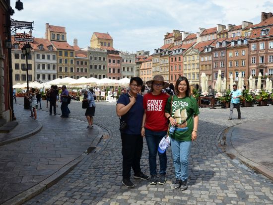 ポルスキ・フィアット125pで行く！ワルシャワの観光名所を巡るプライベートツアー＜昼食または夕食／英語／ワルシャワ発＞