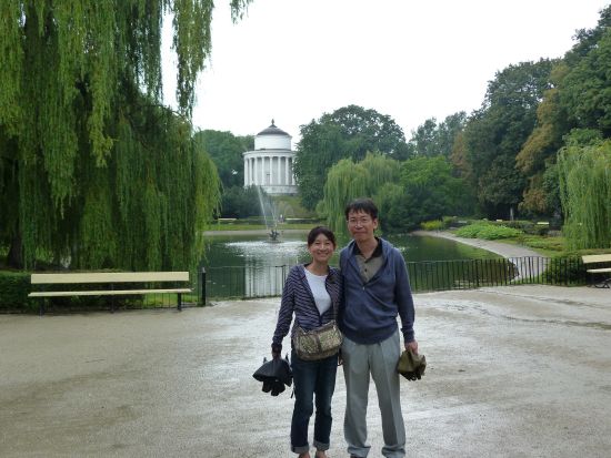 ポルスキ・フィアット125pで行く！ワルシャワの観光名所を巡るプライベートツアー＜昼食または夕食／英語／ワルシャワ発＞