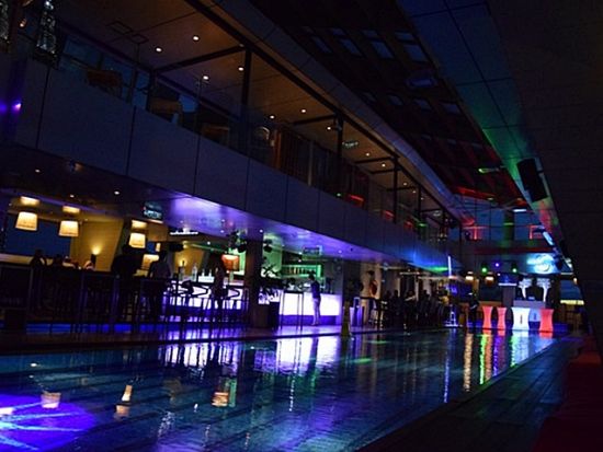 スカイバー（SKY BAR）事前予約サービス　ツインタワーで楽しむ夜景＆日～木曜19時以降は窓際シート確約　ドリンク1杯＆おつまみ付き ＜トレーダースホテル内＞