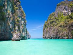 37041592_M Maya bay on Koh Phi ...