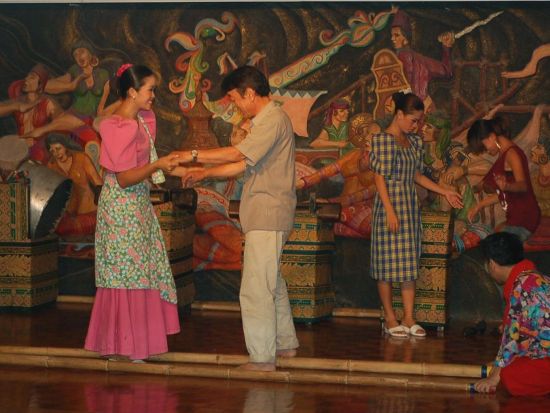 夜のフィリピン文化体験　ダンス＆フィリピン料理ディナー ＜英語（混乗）もしくは日本語（貸切）ガイド＞