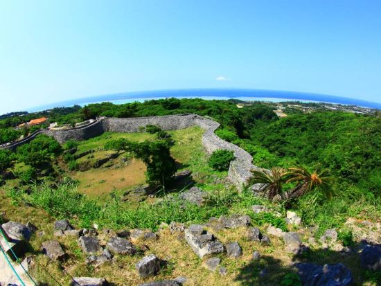美ら海水族館観光バスツアー 古宇利島＋世界遺産「今帰仁城跡」をめぐる1日観光　ホテルランチ付き　ゆったり快適！3列（2-1列）シート採用＜那覇発／2歳以下無料＞