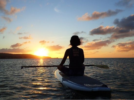 【１日１組限定】サンセットSUP＋シュノーケリング　タモン湾でロマンティックな夕日を眺めながら海上散歩＜日本語／送迎付き＞byオーシャンフリーク