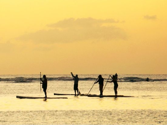 【１日１組限定】サンセットSUP＋シュノーケリング　タモン湾でロマンティックな夕日を眺めながら海上散歩＜日本語／送迎付き＞byオーシャンフリーク