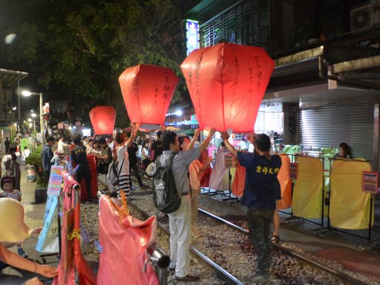 【貸切】十分（天燈上げ）＆十分の滝ツアー　台湾グルメが堪能できる饒河街夜市付きやベテランガイド確約プランがおすすめ ＜午後／日本語ドライバー＞
