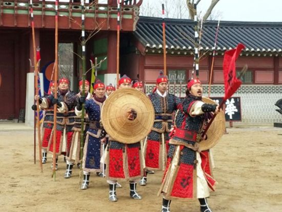 【期間限定】水原まるかじりツアー　 世界遺産「水原華城」＋ドラマロケ地巡り＋工房通り＋ピョルマダン図書館＜1日／日本語／水原名物ランチ込／ホテルお迎え付き＞