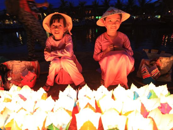 夜のホイアン散策＋手漕ぎボートで灯籠流し体験　自由時間付きプランあり＜夕方～夜／夕食付き／日本語ガイド／空港送迎可＞