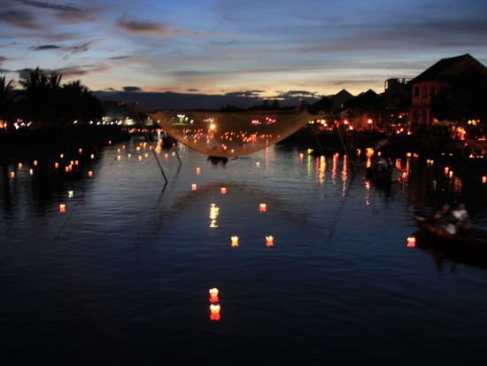 夜のホイアン散策＋手漕ぎボートで灯籠流し体験　自由時間付きプランあり＜夕方～夜／夕食付き／日本語ガイド／空港送迎可＞