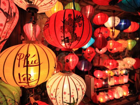 夜のホイアン散策＋手漕ぎボートで灯籠流し体験　自由時間付きプランあり＜夕方～夜／夕食付き／日本語ガイド／空港送迎可＞