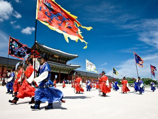 ソウル市内半日観光ツアー 6つの定番凝縮！景福宮＋守門将交代式＋北村＋仁寺洞＋益善洞＋広蔵市場 「プチョンユッケ」昼食や個室アカスリプラン選択可＜午前／日本語＞