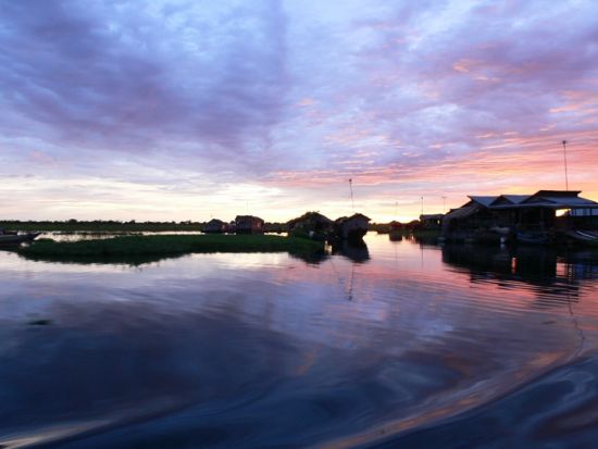 トンレサップ湖からの夕日鑑賞＋オールドマーケット半日観光ツアー　当日9時まで予約可プランあり＜午後／日本語ガイド＞
