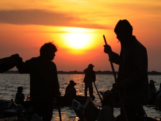 トンレサップ湖からの夕日鑑賞＋オールドマーケット半日観光ツアー　当日9時まで予約可プランあり＜午後／日本語ガイド＞