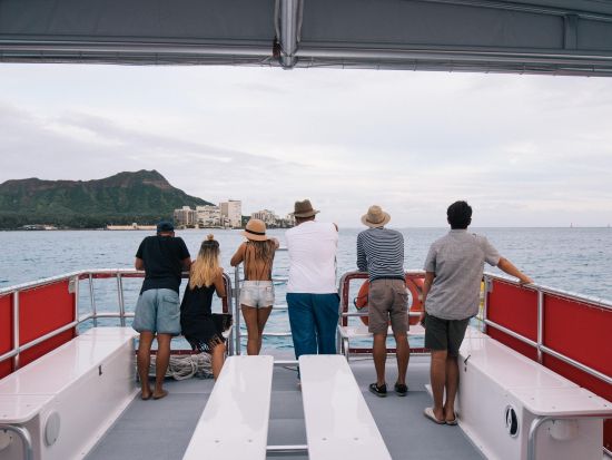 ボートクルーズ　ハレイワ・クイーン号　ガラス底のボートで海中の世界とハワイの海岸線を同時に満喫！小さなお子様参加可、飲食物持ち込み可＜1時間／ケワロ湾発＞