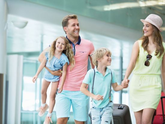 【空港送迎】タンソンニャット国際空港⇔ホーチミン市内　高級車利用＋ファーストトラックサービス付き！出入国審査優先レーン利用＜貸切／最大15名／日本語ガイド＞