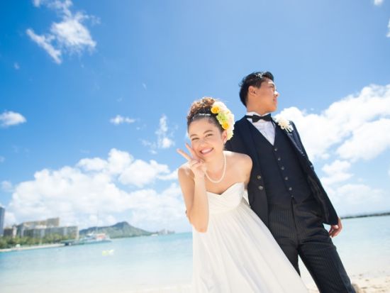 ハワイ　ビーチフォト　豊富なドレスラインナップが魅力！ドレス選び放題プランやカップル送迎リムジンアップグレードのオプションあり（撮影・衣裳・メイク）