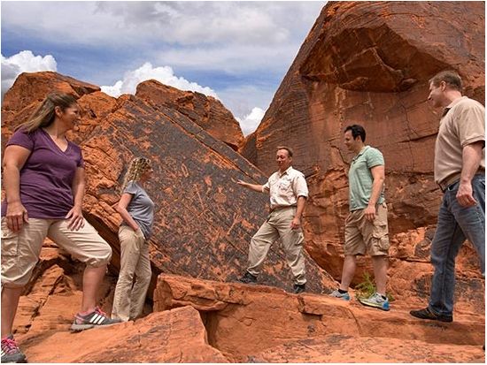 ピンクジープで行く　バレーオブファイヤー州立公園 観光ツアー ＜昼食付き／英語ガイド＞