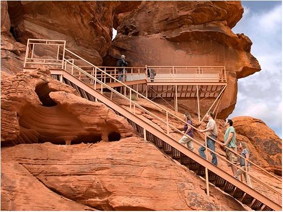 ピンクジープで行く　バレーオブファイヤー州立公園 観光ツアー ＜昼食付き／英語ガイド＞