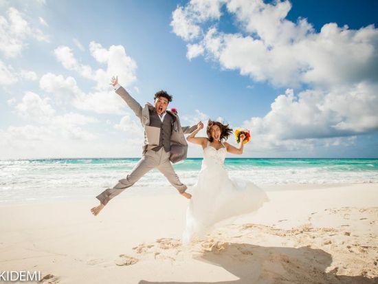 カンクン・ウェディングフォト　ビーチ撮影プラン　女性プロカメラマン「Aki Demi」監修＜メキシコ人カメラマン（英語）／カンクン発＞