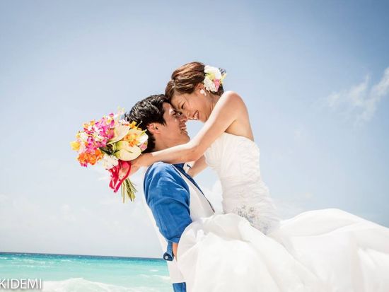 カンクン・ウェディングフォト　ビーチ撮影プラン　女性プロカメラマン「Aki Demi」監修＜メキシコ人カメラマン（英語）／カンクン発＞