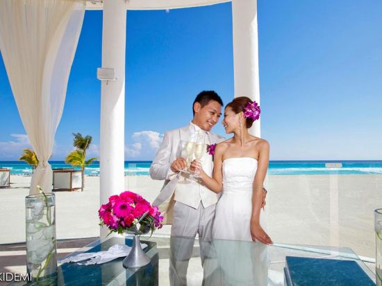 カンクン・ウェディングフォト　ビーチ撮影プラン　女性プロカメラマン「Aki Demi」監修＜メキシコ人カメラマン（英語）／カンクン発＞