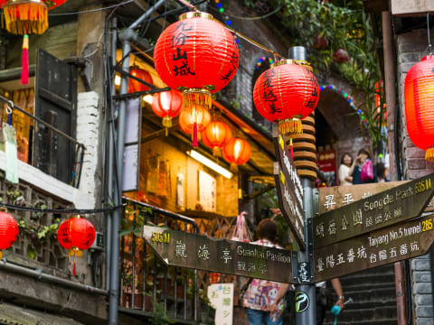 九份・十分（天燈上げ）・十分の滝ツアー　山間の美しい田園風景が楽しめるノスタルジックなローカル列車「平渓線」に乗れる＜1日／日本語ガイド／台湾郷土料理の昼食＞