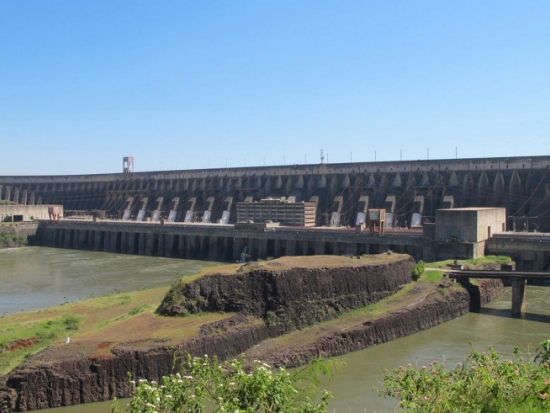イグアスの滝 ブラジル側から眺める！イタイプー・ダム観光付き日帰りツアー＜混載／英語ガイド／プエルト・イグアス発＞