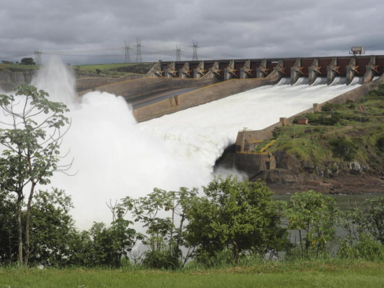 イグアスの滝 ブラジル側から眺める！イタイプー・ダム観光付き日帰りツアー＜混載／英語ガイド／プエルト・イグアス発＞