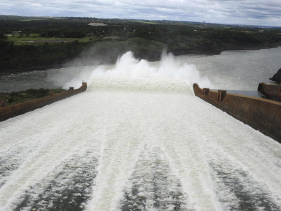 イグアスの滝 ブラジル側から眺める！イタイプー・ダム観光付き日帰りツアー＜混載／英語ガイド／プエルト・イグアス発＞