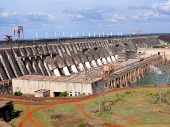 イグアスの滝 ブラジル側から眺める！イタイプー・ダム観光付き日帰りツアー＜混載／英語ガイド／プエルト・イグアス発＞