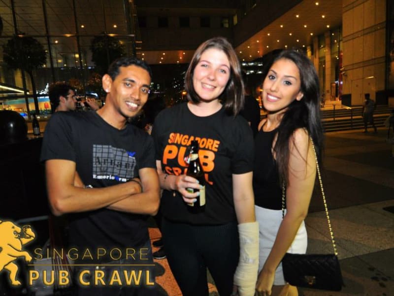 singapore pub crawl tourists enjoying night club
