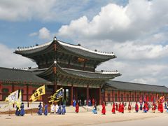 palace guards outside Heungnyemun gate gyeongbok
