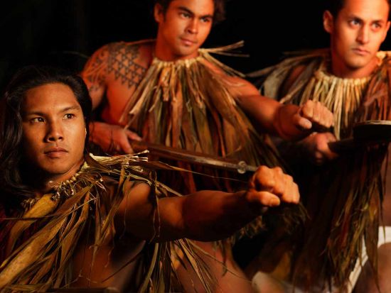 カウアイ島　伝統ルアウ＆ハワイアンショー「ルアウ・カラマク」　ショー優先席確約！4コースディナー付き＜ホテル送迎可／英語＞