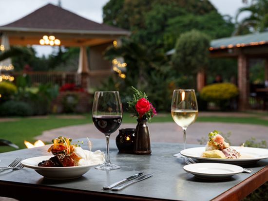 カウアイ島　伝統ルアウ＆ハワイアンショー「ルアウ・カラマク」　ショー優先席確約！4コースディナー付き＜ホテル送迎可／英語＞