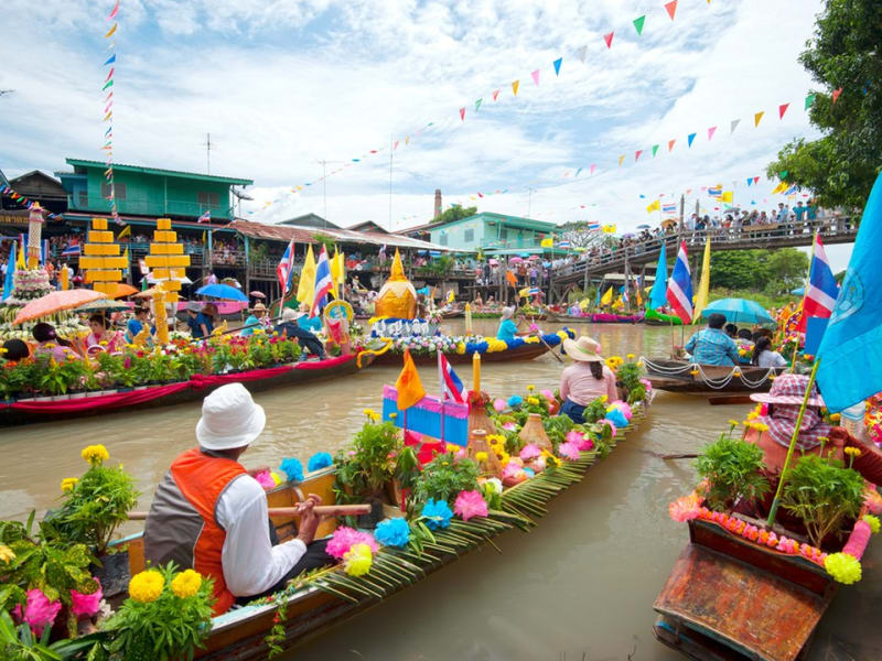Damneon Saduak floating market