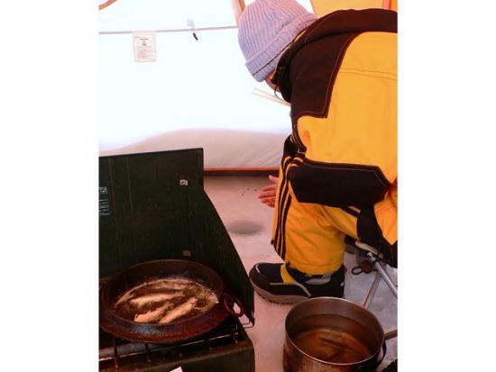 サホロ湖 氷上ワカサギ釣り体験　釣った魚の唐揚げ試食付き　手ぶら参加OK♪カチカチに凍ったサホロ湖での楽しい釣り体験♪＜1～2月／釣りガイド付／新得町＞