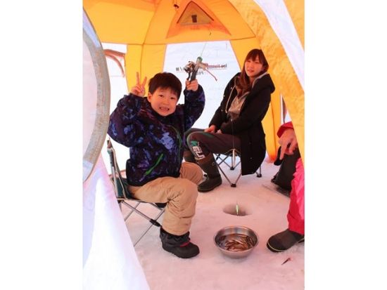 サホロ湖 氷上ワカサギ釣り体験　釣った魚の唐揚げ試食付き　手ぶら参加OK♪カチカチに凍ったサホロ湖での楽しい釣り体験♪＜1～2月／釣りガイド付／新得町＞