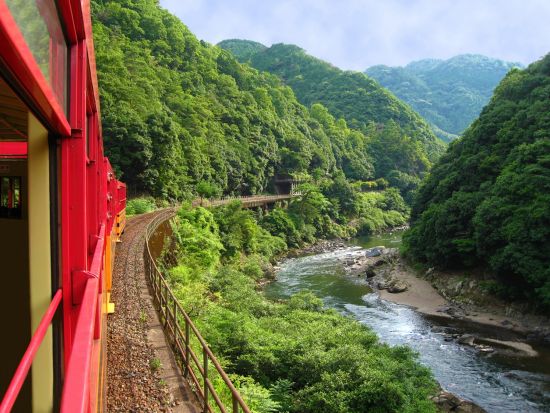 トロッコ列車と保津川下り バスツアー 並ばずスムーズに乗船＆乗車！嵐山散策も＜京都駅発／1日＞by おこしバス（京都定期観光バス）