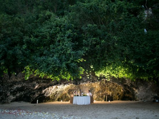 サマベ・バリ・スイーツ＆ヴィラズ「Samabe Bali Suites＆Villas」食事券＆事前予約サービス 神秘の洞窟でプライベートディナー＜ホテル送迎付＞