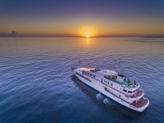 サンセットディナークルーズ　輝く夕陽を見ながらディナーブッフェ！ガラス張りの船底で魚の観賞も楽しめる＜宮古島＞