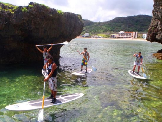 スタンドアップパドル体験＆冒険 沖縄の海を満喫＜温水シャワー無料／恩納村発＞