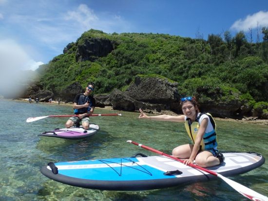 スタンドアップパドル体験＆冒険 沖縄の海を満喫＜温水シャワー無料／恩納村発＞