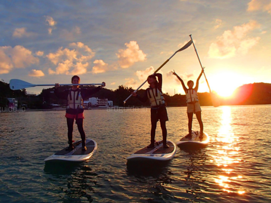 スタンドアップパドルでサンセットの冒険 夕日を浴びながら沖縄の海を堪能＜温水シャワー無料／恩納村発＞