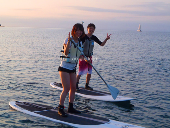 スタンドアップパドルでサンセットの冒険 夕日を浴びながら沖縄の海を堪能＜温水シャワー無料／恩納村発＞