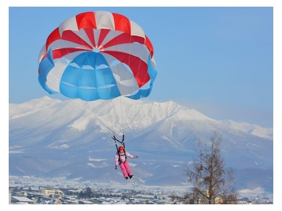 パラセーリング体験 富良野の雪景色＋スノーモービルで引っ張るスリル＆スピードが同時に楽しめる！冬のパラセーリング＜12～3月／富良野市＞byレジャーガイド遊び屋