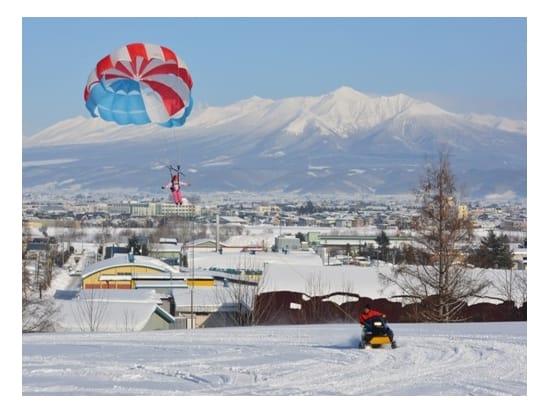 パラセーリング体験 富良野の雪景色＋スノーモービルで引っ張るスリル＆スピードが同時に楽しめる！冬のパラセーリング＜12～3月／富良野市＞byレジャーガイド遊び屋