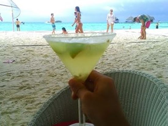 カクテル片手に美しい海を眺めて過ごす・・・