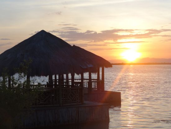 地元人にも人気！水上に浮かぶレストラン「ランタウ・フローティング・ネイティブ・レストラン」ディナー＆ベルスパ＜往復送迎付き＞